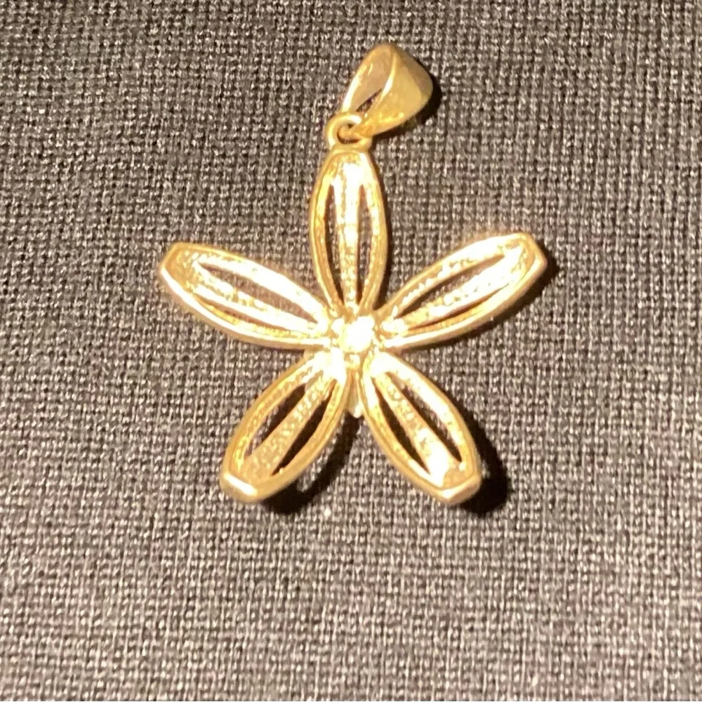 Flower Power Faux Gold Pendant with cute rhinestone center accent - Picture 4 of 5